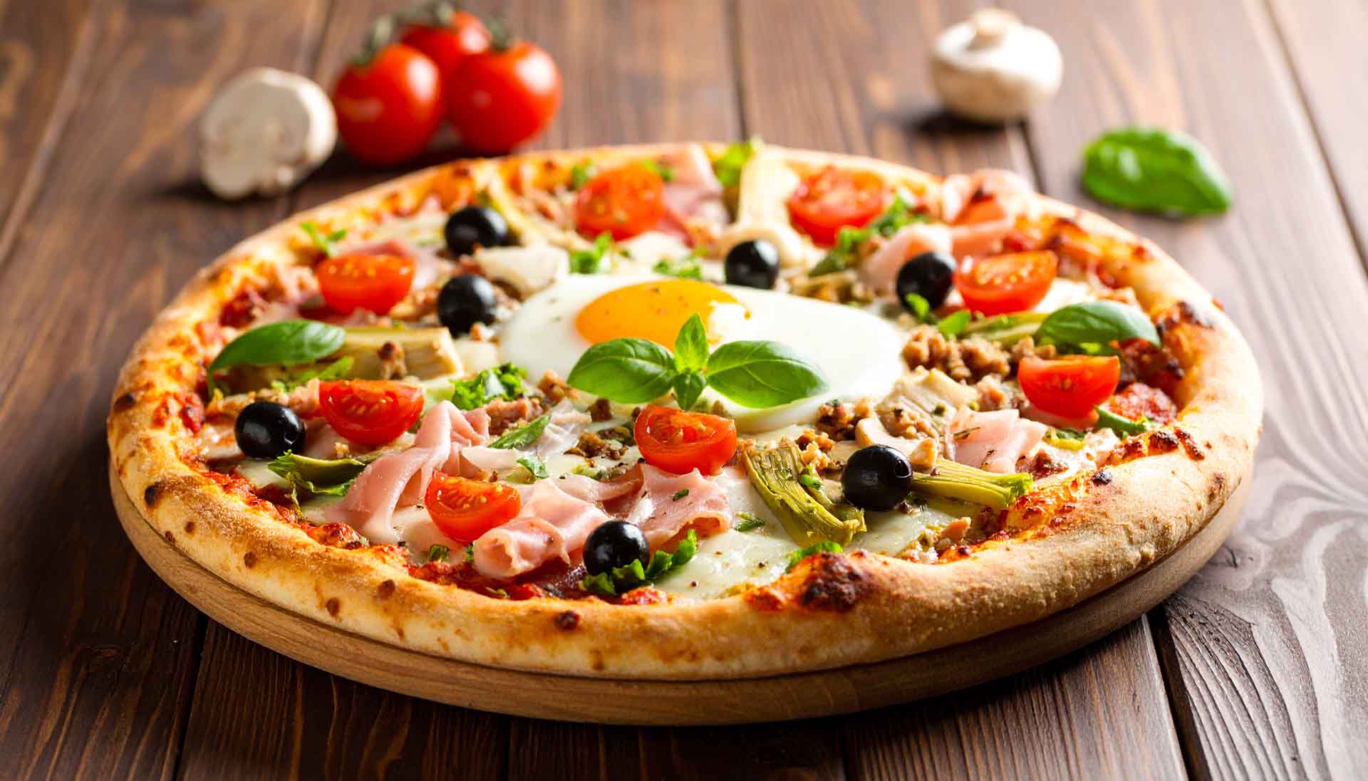Della casa Tomaten, Käse, Schinken, Champignons, Oliven, Arti- schocken, Thunfisch, Salami, Pfefferoni, Ei