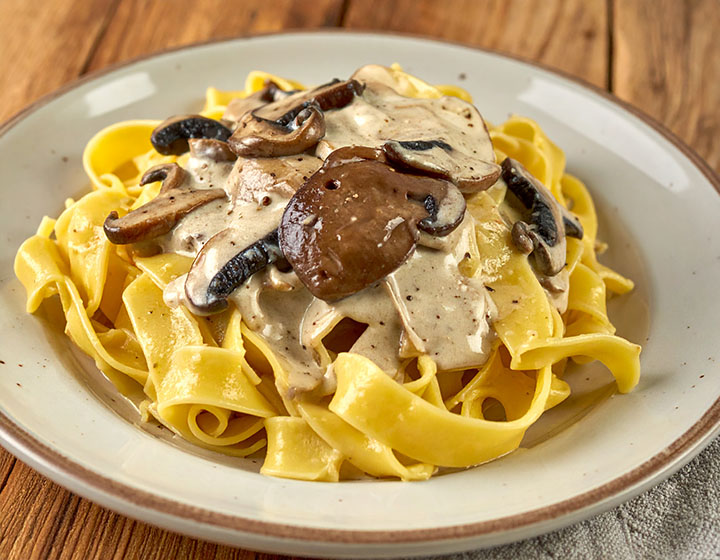 Tagliatelle con porcini Bandnudeln in Steinpil sauce